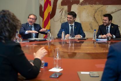 Jaume Giró (i), y el entonces vicepresidente del Govern Jordi Puigneró (c), junto a Pere Aragonès (d) durante una reunión semanal del Govern, antes del divorcio entre ERC y Junts.