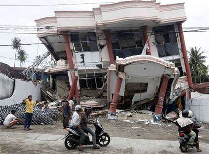 Los vecinos de Padang observan los estragos del terremoto.
