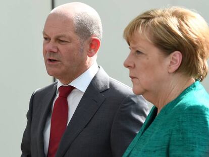 La canciller alemana, Angela Merkel, y el alcalde de Hamburgo, Olaf Scholtz.