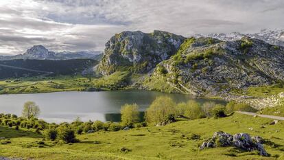 Enol, uno de los lagos glaciares de Covadonga (Asturias).