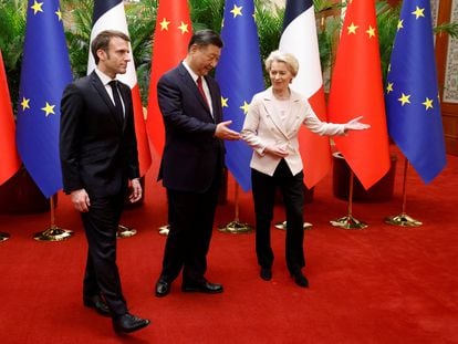Desde la izquierda, el presidente de Francia, Emmanuel Macron, el de China, Xi Jinping, y la de la Comisión Europea, Ursula von der Leyen, el pasado abril.