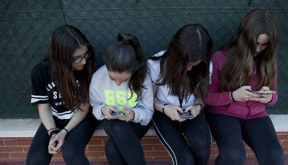 Un grup d'adolescents, amb els seus telèfons mòbils.