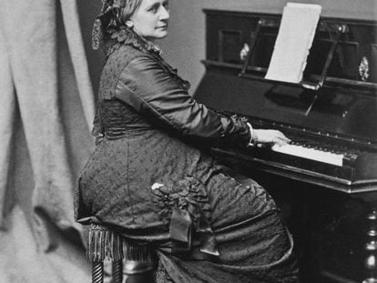 Clara Schumann, al piano, alrededor de 1896 en Alemania.