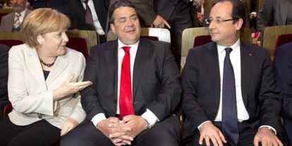 Angela Merkel, el presidente del SPD, Sigmar Gabriel, y François Hollande, hoy en Leipzig.