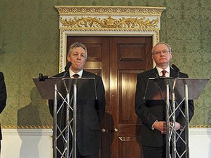 De izquierda a derecha: el primer ministro británico, Gordon Brown; el ministro principal de Irlanda del Norte, Peter Robinson; el ministro principal adjunto, Martin McGuinness; y el primer ministro de Irlanda, Brian Cowen hoy tras la firma del acuerdo