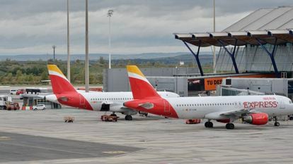 Aviones de Iberia Express en el aeropuerto madrileño de Barajas.