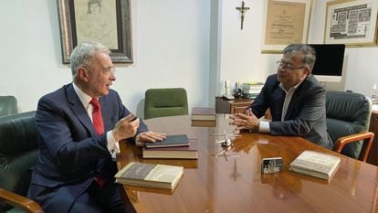 El expresidente Uribe conversa con Petro, en Bogotá.