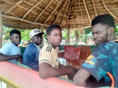 Youssouf Ndong, Aliou Ndour, Abdou Khadre Diaw y Mbaye Ndiaye, cuatro de los 184 migrantes interceptados por la Guardia Civil en Mauritania y devueltos a Senegal, en la localidad senegalesa de Joal el 6 de septiembre.