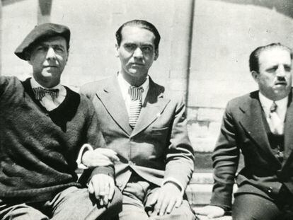 Carlos Morla Lynch, Federico García Lorca y el embajador de Chile en España en 1932, en una foto que pertenece a la fundación del poeta granadino.