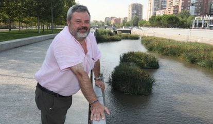 Santiago Martín Barajas, portavoz de Ecologistas en Acción, a la altura del Puente del Rey, en Madrid.