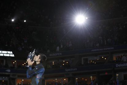 Djokovic besa el trofeo de campeón del US Open 2018.