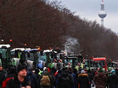 Tractores y otros vehículos de los agricultores alemanes, en la avenida 17 de Junio de Berlín, durante la protesta contra los recortes al campo, el 15 de enero.