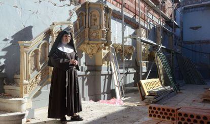 Una monja de clausura de las clarisas observa las obras de restauraci&oacute;n de su convento. 
