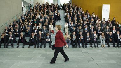 La canciller alemana Angela Merkel se dirige al p&oacute;dium durante un ciclo sobre el crecimiento demogr&aacute;fico en Alemania.