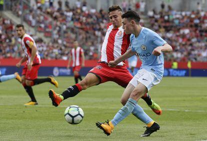 Maffeo y Phil Foden en el partido de presentación del Girona en Montilivi.
