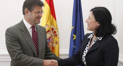 El ministro de Justicia, Rafael Catalá, junto a la comisaria europea de Justicia, Vera Jourová, tras un encuentro que han mantenido este lunes.