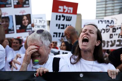 Familiares y amigos de los rehenes secuestrados por Hamás en Kfar Aza se manifiestan este jueves en Tel Aviv.