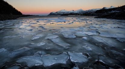 Durante las escasas horas de luz del invierno polar, el horizonte se tiñe de colores que contrastan con el del paisaje helado.