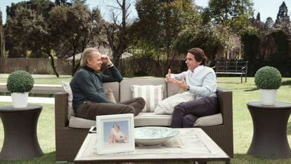 El expresidente del Gobierno José María Aznar (d), con Bertín Osborne (i) en el programa 'Mi casa es la tuya'.