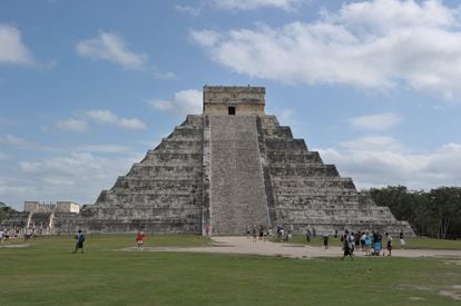 Hace más de una década, el Instituto Nacional de Antropología e Historia de México (INAH) decidió prohibir a los visitantes subir las escaleras hasta la cima de las pirámides del yacimiento arqueológico de Chichén Itzá, en la Rivera Maya, para evitar su deterioro. Una decisión adoptada por el desgaste observado en los restos de la ciudad maya, declarada patrimonio mundial por la Unesco en 1988. Especialmente dañada estaba la escalera —custodiada por dos cabezas de serpiente— hasta la cima del templo de Kukulkán, el monumento principal del yacimiento y uno de los que más interés despierta en Chichén Itzá. Incluso se descubrieron pintadas de recuerdo de los visitantes en el pequeño templo superior. Más información: <a href=" http://mundomaya.travel/es/arqueologia/top-10/item/chichen-itza.html" target="_blank">mundomaya.travel</a>