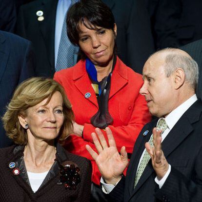 Elena Salgado conversa con el brasileño Guido Mantega en la foto de familia del FMI.