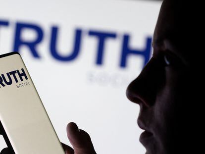 Una usuaria mira la pantalla de su móvil con el logo de 'The Truth social', en una imagen tomada este lunes 21 de febrero.