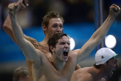 Clement Lefert celebra la victoria en los 4x100.