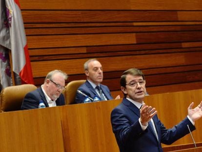 Alfonso Fernández Mañueco, momentos antes de iniciar su discurso de investidura el pasado martes.