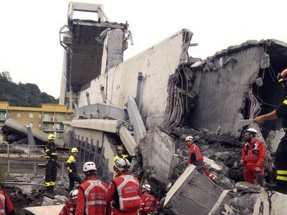 Trabajadores de la Cruz Roja de Italia, durante la búsqueda de desaparecidos entre los escombros del puente Morandi en Génova (Italia).