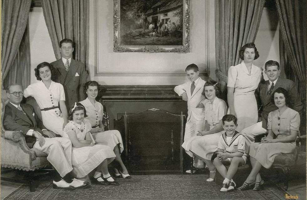 Entre los objetos de la subasta se encuentra esta fotografía de la familia Kennedy en el salón de su casa de Bronxville en Nueva York, de 1938.