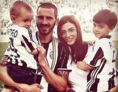 Bonucci con su pareja, Martina Maccari, y sus dos hijos: Matteo (izquierda), tres años, y Lorenzo, de cuatro años. Están en el partido de la Juve del 21 de mayo, celebrando la liga italiana. La foto la publicó Maccari en su Instagram.