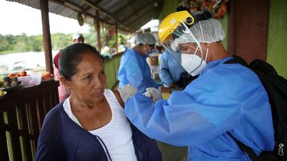 Una mujer recibe la vacuna contra la covid-19, en Iquitos, Perú, el pasado 15 de mayo.