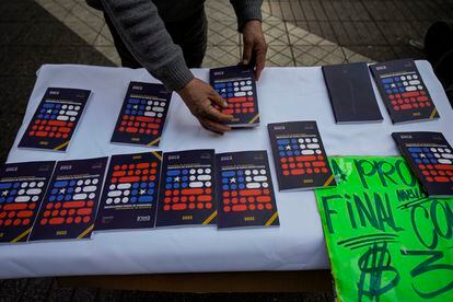 Un vendedor ambulante pone a la venta una copia de la propuesta de nueva Constitución en su puesto en el centro de Santiago de Chile.