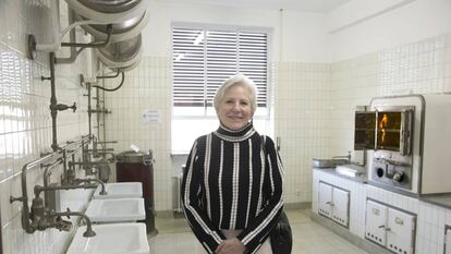 Carmen Negrín, en el restaurado laboratorio de su abuelo Juan Negrín en la Facultad de Medicina de la Complutense.