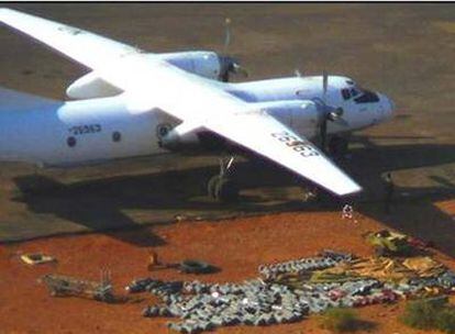 Avión del Ejército sudanés pintado de blanco y estacionado en El Fashir el 7 de marzo junto a supuestas bombas.