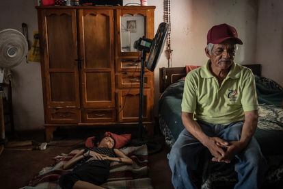 Andrea Zapata Morales y su padre Andrés Zapata Rebolledo reposan en su casa.