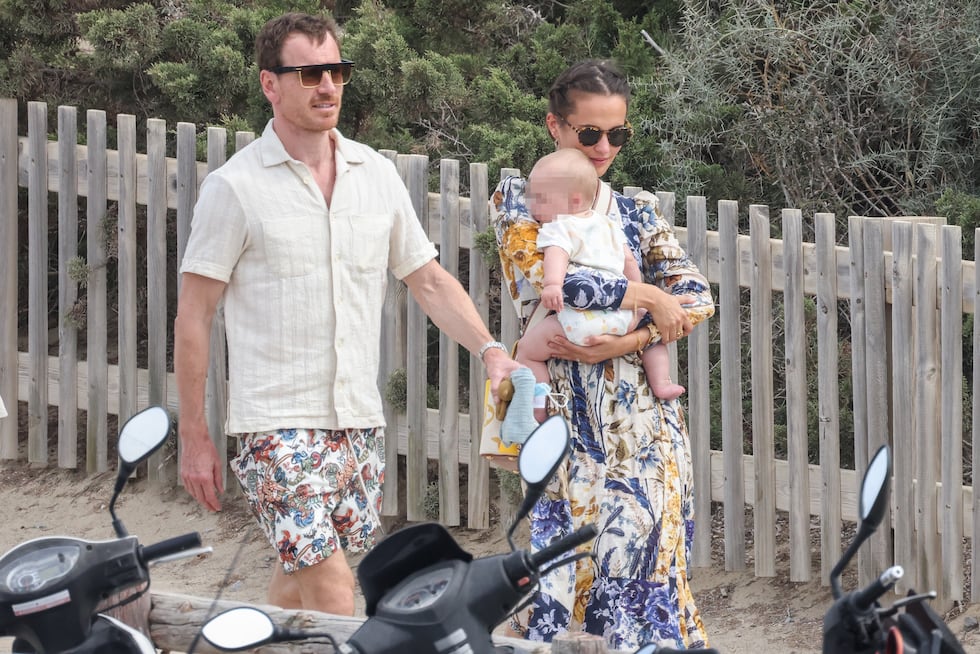 Alicia Vikander y Michael Fassbender ahora son una familia reaparecen