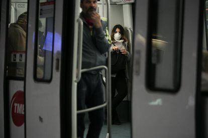 Interior de un vagón del metro de la Línea 1 de Barcelona, en plena hora punta de este martes.