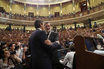 Mariano Rajoy saluda a Rafael Hernando.