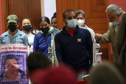 Familiares de los 43 normalistas desaparecidos de Ayotzinapa asisten a la rueda de prensa del GIEI, este lunes.
