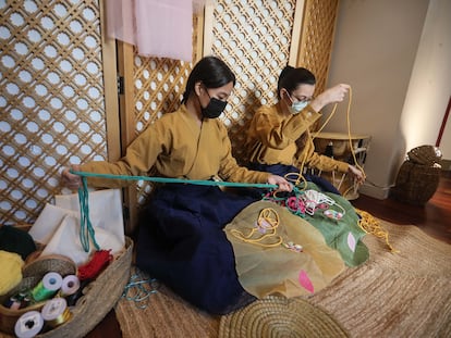 Un piso de Malasaña se transforma en un 'hanok', dentro de la K-Week (semana coreana). En la imagen, elaboración de nudos artísticos coreanos.