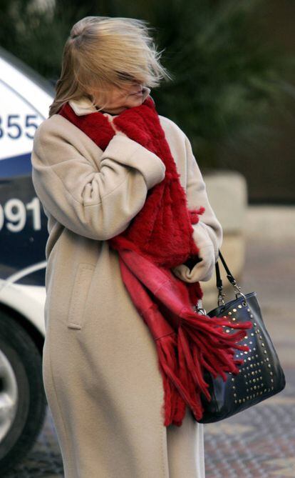 Una mujer durante la ola de frío de 2005.