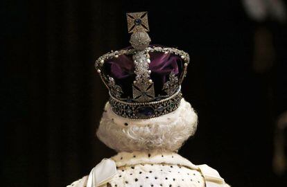 Isabel II en la apertura del Parlamento de Inglaterra en 2015, luciendo la llamada Corona de la reina Isabel.