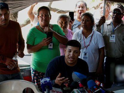 Claudio Mireles, hijo del minero atrapado en un pozo de Coahuila José Luis Mireles Argüijo, habla a los medios durante una conferencia de prensa, el 13 de agosto.