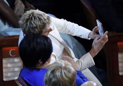Ellen DeGeneres hace un "selfie" con la cantante Liza Minnelli