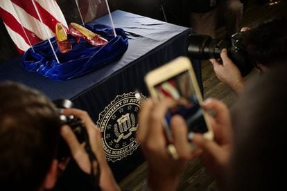 El FBI presentó los zapatos en una urna de cristal.