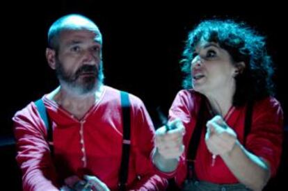 Jaume Policarpo y Adriana Ozores en un momento de la función de Petit Pierre en el teatro de La Abadía.