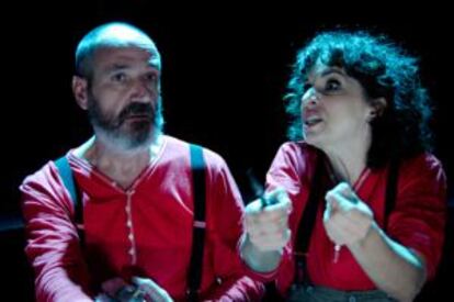 Jaume Policarpo y Adriana Ozores en un momento de la funci&oacute;n de Petit Pierre en el teatro de La Abad&iacute;a.