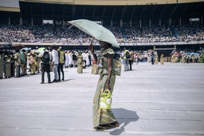 Una asistente sostiene un paraguas mientras se va después de la reunión del Papa, este jueves, en Kinsasa.