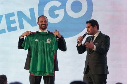 Eduardo Bolsonaro, hijo del presidente brasileño, recibe una playera de la selección mexicana durante la CPAC 2022, en Ciudad de México.